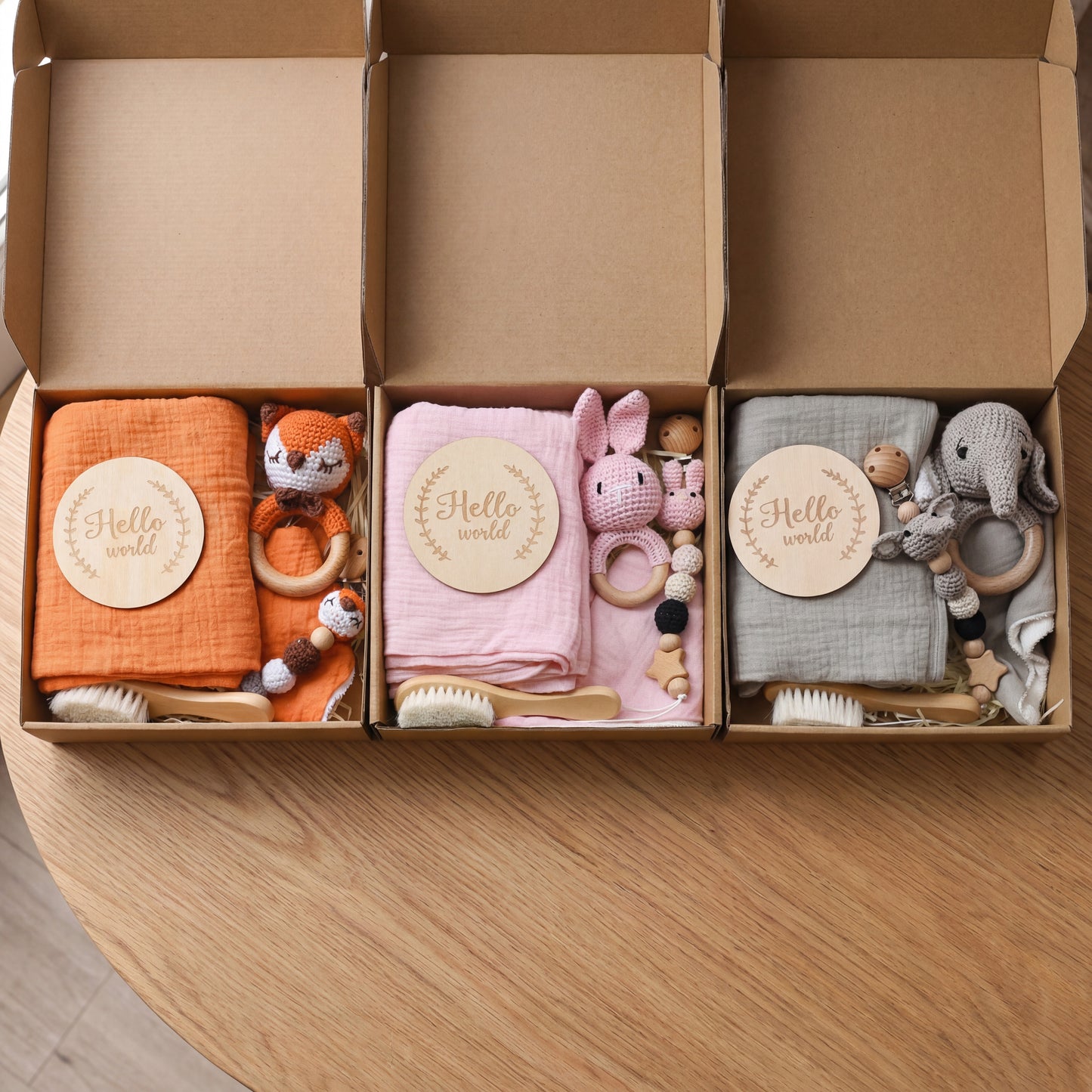 Set Hello World   Caja Regalo Bebé | Sonajero Crochet Animal + sujeta Chupetes + Muselina y peine suave