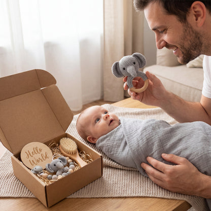 Set Hello World   Caja Regalo Bebé | Sonajero Crochet Animal + sujeta Chupetes + Muselina y peine suave